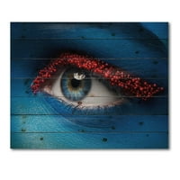 Dizajnerska umjetnost žensko oko s plavom bojom na licu i crvenim kuglicama moderan otisak na prirodnom borovom drvetu
